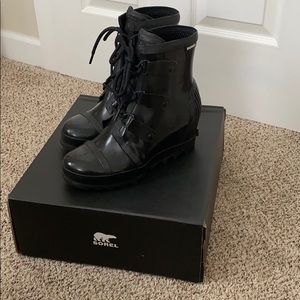 Sorel Joan Rain Wedge-black/gloss